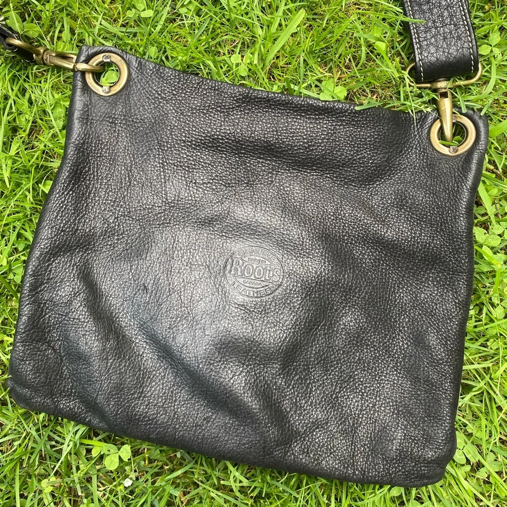 ROOTS crossbody tribe leather buckle front purse black - Picture 5 of 8